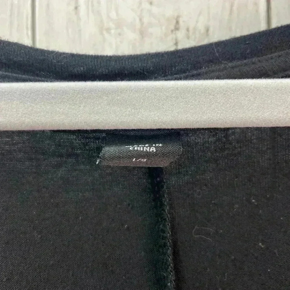 Black long sleeve top with detailing in back size Large - Picture 4 of 6